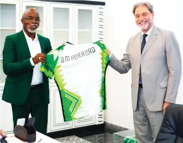  ??  ?? The president of the Nigeria Football Federation, Amaju Pinnick (L) presenting a branded Super Eagles jersey to the Ambassador of the Republic of Argentina to Nigeria, His Excellency