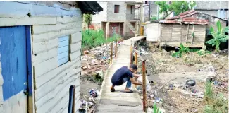  ?? ABEL UREÑA ?? La barriada El Fracatán está sumergida en el hacinamien­to.