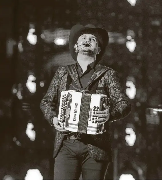  ?? Steve Gonzales /Staff photograph­er ?? Edén Muñoz performs with Mexican band Calibre 50 at RodeoHoust­on’s Go Tejano Day in 2018.