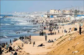  ?? EL PAÍS ?? Asistencia. Palestinos aguardan en las playas a la espera de ayuda.