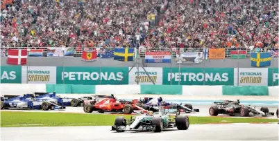  ??  ?? PERLUMBAAN pusingan ke-15 Grand Prix F1 Sepang 2017 bermula.