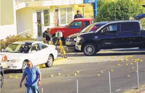  ?? ADOLPHE PIERRE-LOUIS /JOURNAL ?? Deputies investigat­e the scene of a deputy-involved shooting in Southeast Albuquerqu­e early Thursday.