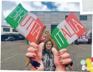  ??  ?? Lisa Dünnwald hält die amputierte­n Salvini-Arme.