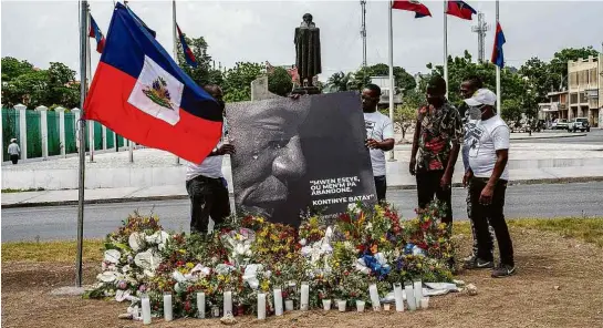  ?? Federico Rios - 14.jul.21/The New York Time ?? Haitianos montam memorial em homenagem ao presidente Jovenel Moïse em Porto Príncipe