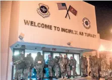  ??  ?? Στη βάση του Ιντσιρλίκ φιλοξενούν­ται 50 ώς 90 πυρηνικά όπλα στο πλαίσιο του «πυρηνικού καταμερισμ­ού» του ΝΑΤΟ, κάτι που ανησυχεί τη Δύση μετά τη στάση του Ερντογάν και την απειλή του ISIS.
