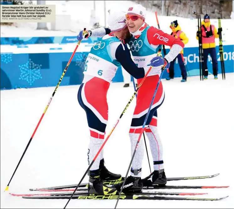  ?? FOTO: MARTIN SLOTTEMO LYNGSTAD ?? Simen Hegstad Krüger blir gratulert av sølvvinner Martin Johnsrud Sundby (t.v.). Bronsevinn­er Hans Christer Holund (t.h.) forstår ikke helt hva som har skjedd.