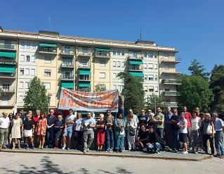  ??  ?? La manifestaz­ione Opposizion­e, sindacati e residenti chiedono fondi per i lavori della zona