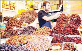  ?? KUNA photo ?? A delight to the eyes ... Merchant showcases various kind of dates during the holy month of Ramadan