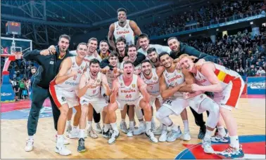  ?? ?? Los 16 jugadores de esta Ventana celebran el triunfo del viernes en el Vitrifrigo Arena de Pésaro.