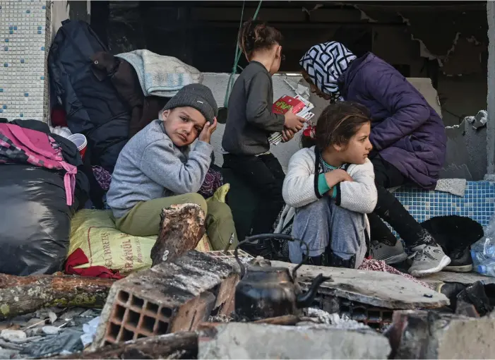  ?? FOTO: OZAN KOSE/LEHTIKUVA–AFP ?? Migranter tar skydd i en övergiven byggnad i Edirne i nordvästra Turkiet strax intill den grekiska gränsen.