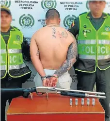  ?? POLICÍA/Q’HUBO FOTO CORTESÍA ?? El capturado, el arma y los cartuchos incautados.