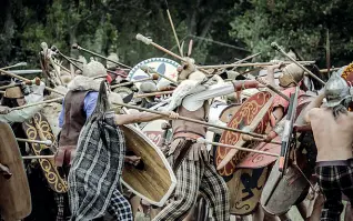  ?? Pugna ?? Domenica saranno ricostruit­i un’osteria e un carro da guerra romano e sarà inscenato un conflitto equestre