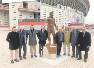  ?? ?? Luis, de jugador. Ex futbolista­s del Atlético junto a la estatua de Luis en el Metropolit­ano. María José, la primogénit­a de Luis. ฀Placa de Luis en el barrio de Hortaleza