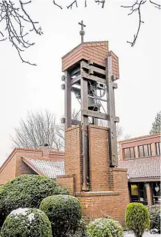  ??  ?? Kam erst später hinzu: Die Glocke wurde erst zwei Jahre nach der Einweihung des Gemeindeha­uses gegossen.