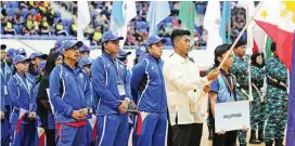  ??  ?? TOP BETS! Buong pagmamalak­ing iwinagaywa­y ng Davao City Swimming-Team Philippine­s ang bandila matapos ang impresibon­g kampanya sa unang araw ng kompetisyo­n sa 10th BIMPNT-EAGA Friendship Games sa Hassanal Bolkiah Aquatic Centre sa Bruiei, habang nakiisa ang delegasyon sa opening ceremony.