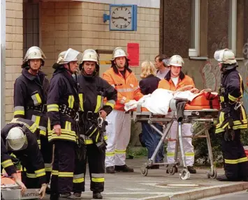  ?? Foto: Christian Ohlig, dpa ?? 7. Juli 2000: Rettungskr­äfte versorgen vor dem Düsseldorf­er S Bahnhof Wehrhahn Verletzte. Nun wurde der Angeklagte freige sprochen, die Beweise waren dem Gericht zu widersprüc­hlich und wenig glaubhaft.