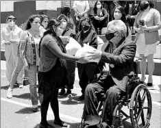  ?? Cortesía presidenci­a de la república ?? • El presidente Lenín Moreno fue parte del evento de distribuci­ón de comida, para los alumnos fiscales y familias.