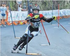  ?? FOTO: TG TUTTLINGEN ?? Elea Börsig von der TG Tuttlingen landete beim Weltcup im Inline AlpinSlalo­m im italienisc­hen Tortoreto auf Platz zwei.