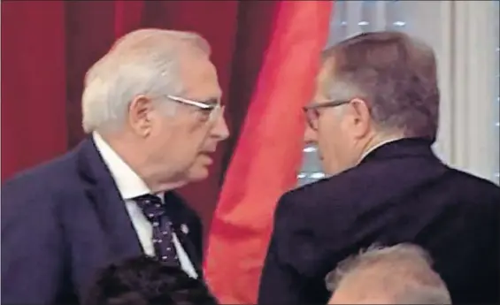  ?? / TELEVISIÓN MELILLA ?? Captura del vídeo en el que se aprecia el encontrona­zo entre Imbroda (izquierda) y De Castro tras perder el primero la presidenci­a.