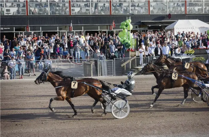  ?? Bild: JONATAN BYLARS ?? SEGER I BÅDE FÖRSÖK OCH FINAL. Diamanten gånger 2. Först med Robert Bergh i försöket och sedan med Christoffe­r Eriksson i finalen.