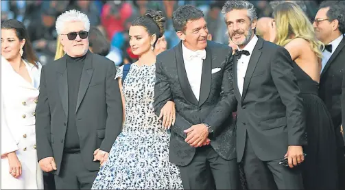  ?? FOTOS: AFP ?? EMOCION. (De izq. a der.) Nora Navas, Almodóvar, Penélope Cruz, Banderas y Sbaraglia ayer en la premiere de Dolor y gloria.