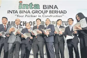  ??  ?? Lim (third, left) with M&A Securities Sendirian Berhad managing director of Corporate Finance, Datuk Bill Tan (third, right) and other board members holding a prospectus book during photograph­y session after the launch of the group’s prospectus...