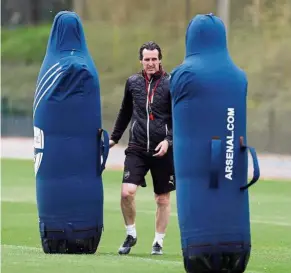  ?? — Reuters ?? Not a dummy run: Arsenal manager Unai Emery during a training session at the Arsenal Training Centre in St Albans yesterday.