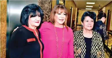  ??  ?? La alcaldesa Leticia Herrera Ale, acompañada de su mamá Vilma Ale de Herrera y su tía Rosalinda Ale Núñez