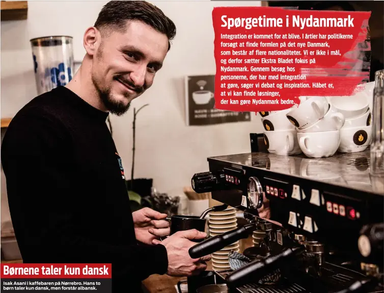  ??  ?? Børnene taler kun dansk
Isak Asani i kaffebaren på Nørrebro. Hans to børn taler kun dansk, men forstår albansk.