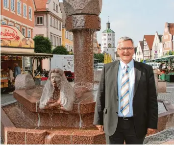  ?? Foto: Greta Kaiser ?? Christoph Henzler aus Niederraun­au, der frühere Direktor des Dossenberg­er Gymnasiums Günzburg und einstige stellvertr­etende Direktor des Simpert Kraemer Gymnasiums Krumbach, wird neuer Ministeria­lbeauftrag­ter für die Gymnasien im Bezirk Ober  bayern...