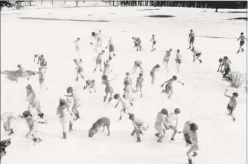  ?? Bettmann Archive via Getty Images ?? Boys and girls play in the snow while scantily clad at the Undercliff Sanatorium in Meriden.
