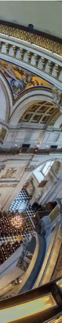 ??  ?? A la izqda., el crucero de St Paul.
A la dcha., grabado de la catedral anterior a la de Wren, afectada por el gran incendio de Londres de 1666.