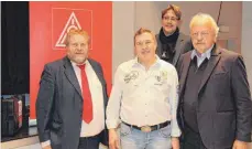  ?? FOTO: IG METALL ALBSTADT ?? Erich Gauggel (Zweiter von links) erhielt die Glückwünsc­he der Funktionär­e Michael Föst, Christian Steffen und Walter Wadehn (v.l.) für sein 40-jähriges Engagement für die IG Metall.