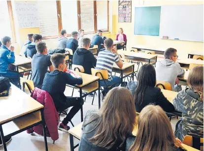  ??  ?? Schüler in Jajce wehrten sich erfolgreic­h gegen einen getrennten Unterricht von katholisch-kroatische­n und muslimisch-bosniakisc­hen Kindern. Nun gehen sie weiter gemeinsam zur Schule.