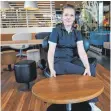  ?? FOTOS: THOMAS WARNACK ?? Die stellvertr­etende Restaurant­leiterin des Riedlinger McDonalds, Daniela Wiest, mit einem Bistrotisc­h. Zwei solcher Tische wurden aus dem Schnellres­taurant geklaut.