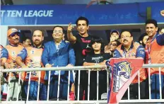  ?? Atiq Ur Rehman/Gulf News ?? Danube’s Rizwan Sajan with Bollywood actor Sonu Sood during the match between Punjabi Legends and Bengal Tigers.