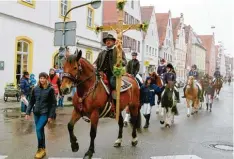  ??  ?? Angeführt wurde der Leonhardir­titt durch die Herzogstad­t Lauingen von Kreuzreite­r Michael Burghart, gefolgt vom Reitstall Tiefenbach­er aus Hinterried.