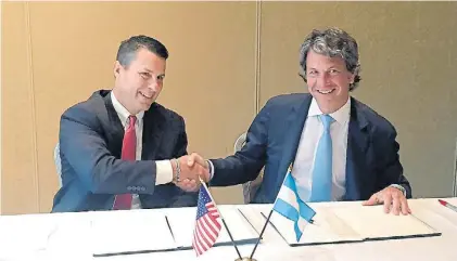  ??  ?? Firma en Filadelfia. Ted Nickel y Juan Pazo. Viene una delegación de empresas con el vicepresid­ente Pence.