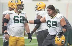  ?? JIM MATTHEWS / USA TODAY NETWORK-WISCONSIN ?? Packers left tackle David Bakhtiari (right), a limited participan­t in practice Wednesday, talks technique with guard Lucas Patrick.