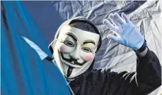  ?? FOTO: DPA ?? Einer der drei Taxiräuber trug eine solche Guy-Fawkes-Maske, das Erkennungs­zeichen der Hackergrup­pe Anonymous.