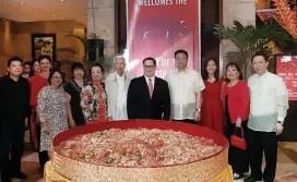  ??  ?? GONG XI FA CAI. At the Marco Polo Plaza Cebu Chinese festival, Yee Sang and dinner, special guests Ambassador Frank Benedicto, People’s Republic of China Consul General Jia Li, general manager Brian Connelly. Other guests: Mayen Tan, doctor Vivina Tiu and GMA 7 regional head Ann Marie Tan.