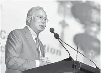  ?? — Gambar Bernama ?? AMANAT: Perdana Menteri Datuk Seri Najib Tun Razak menyampaik­an ucapan pada Majlis Makan Tengah Hari Kerjasama Hubungan Dua Hala Malaysia-China sempena Tahun Baharu Cina di Kuala Lumpur, semalam.