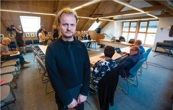  ?? FOTO: JARLE R. MARTINSEN ?? Mandal SVS Morten Ekeland frykter at nykommunen blir toppstyrt med etter hans mening altfor få representa­nter i det nye kommunesty­ret. Her fra møteti fellesnemn­da for de tre kommunene i går.