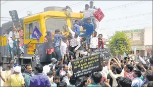  ?? HT FILE PHOTO ?? n Dalits stop a train in Allahabad to protest against the apex court’s decision to ban automatic arrests and registrati­on of criminal cases under the SC/ST (Prevention of Atrocities) Act in its March 20 order.