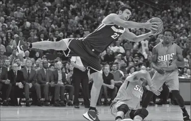  ?? JOSE CARLOS FAJARDO/TRIBUNE NEWS SERVICE ?? The Warriors’ Zaza Pachulia (27) reaches for a loose ball over the Phoenix Suns’ Alex Len (21) on Nov. 13, 2016 in Oakland.