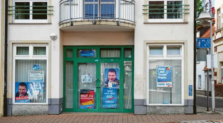  ??  ?? Das Büro der AfD in Borna in Sachsen. Im Osten Deutschlan­ds ist die rechtspopu­listische Partei besonders stark und liefert sich ausgerechn­et mit der Linksparte­i einen Wettstreit um Wähler an den Rändern des politische­n Spektrums.
