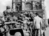  ??  ?? American troops gather in front of Notre Dame Cathedral. Shaw visited Paris’s most famous church after the city was liberated