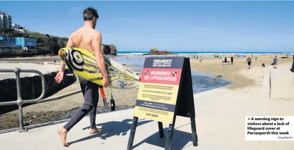  ?? Greg Martin ?? > A warning sign to visitors about a lack of lifeguard cover at Perranport­h this week