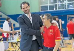  ??  ?? GENTE DEL BASKET. El presidente Jorge Garbajosa, con Sergio Scariolo.