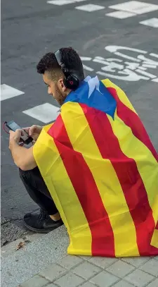  ??  ?? L’attesa Un sostenitor­e dell’indipenden­za catalana ieri a Barcellona (Ap)